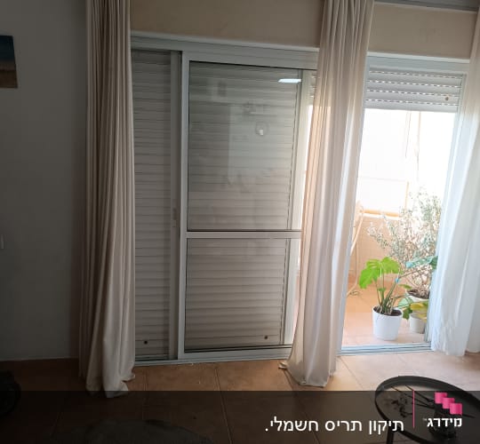 חלון עם תריסים ווילונות בחדר מגורים